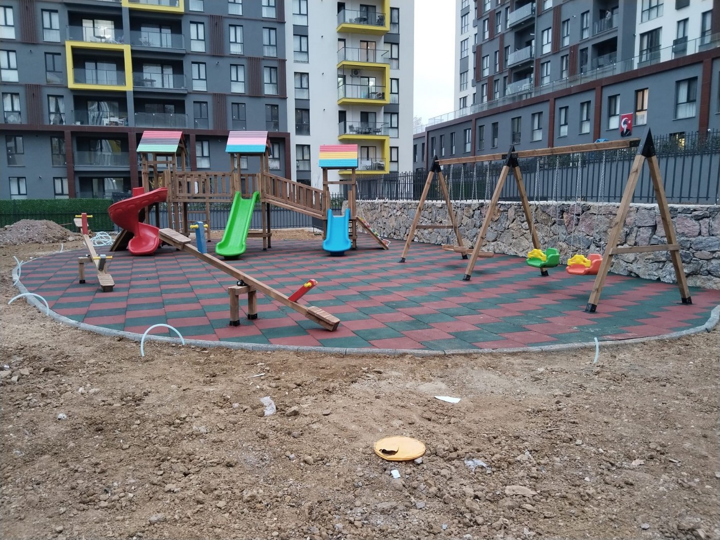 Maltepe Küçükyalı Merkez Mahallesi kauçuk zemin kaplama